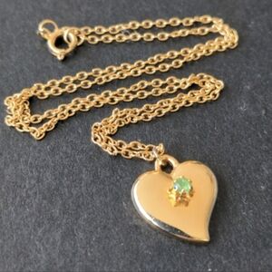 Vintage gold tone necklace w heart pendant and green emerald (?) insert